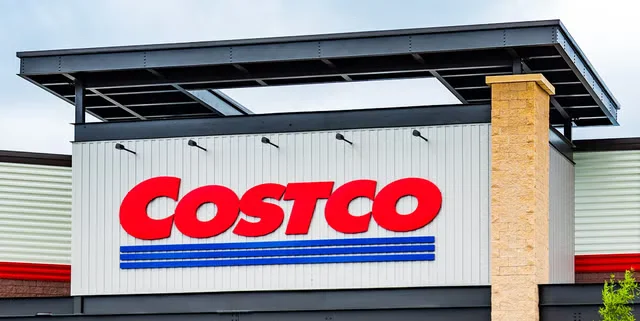 Новий "Виконавчий стіл" Costco виглядає як справжній мармур Каррара — але коштує тисячі дешевше