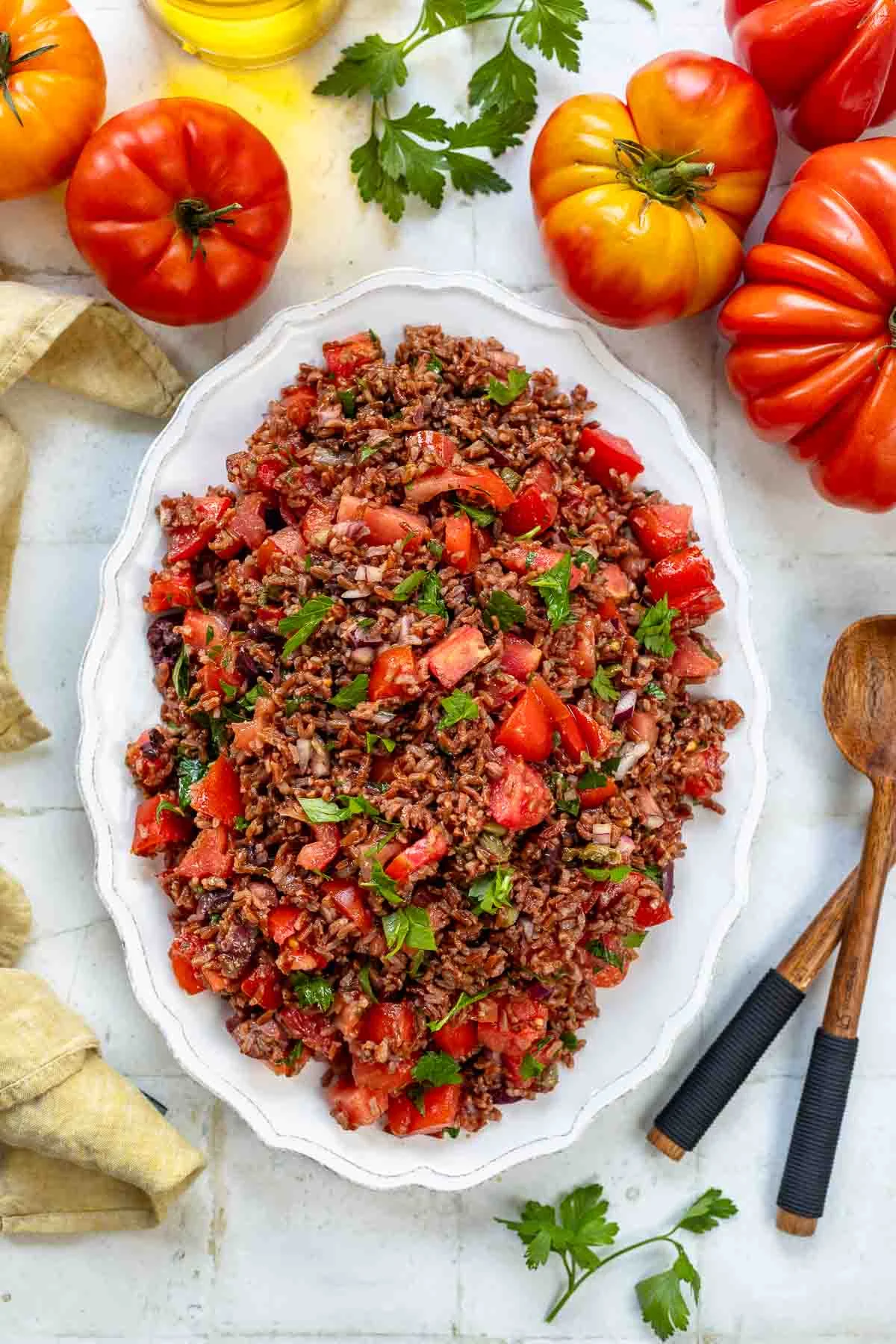 Середземноморський рисовий салат з помідорами та оливками